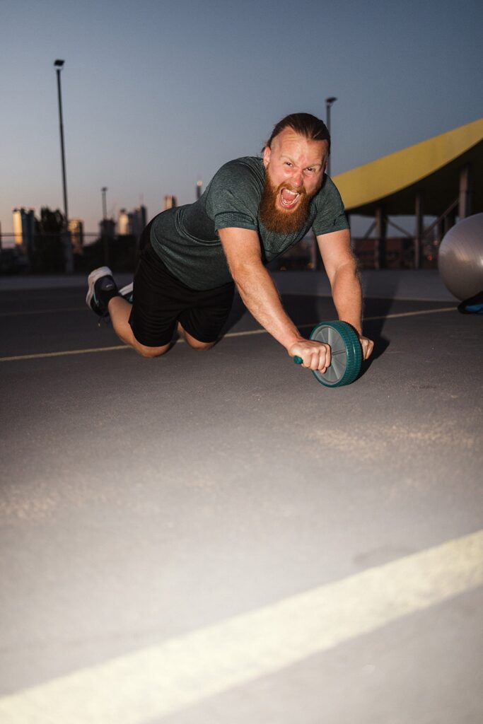 Intensives Bauchtraining mit dem Ab-Roller vor der Frankfurter Skyline