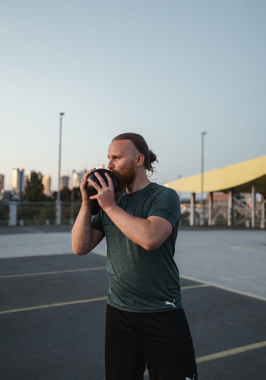Kettlebell vor der Brust gehalten beim Goblet Squat in Frankfurt
