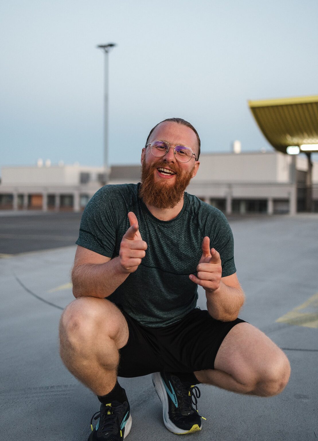 Personal Trainer Matthäus zeigt lachend beide Daumen nach oben