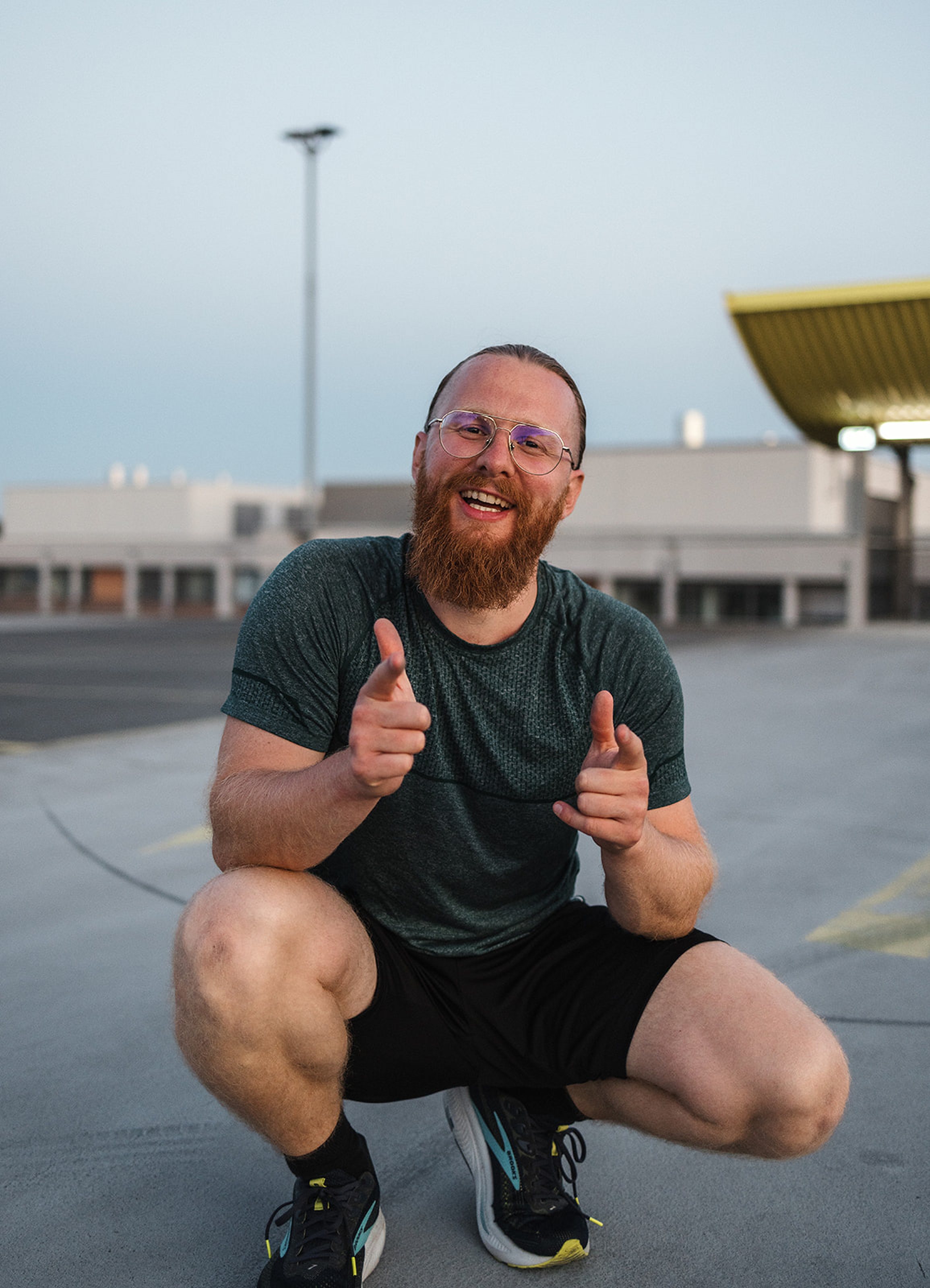 Personal Trainer Matthäus zeigt lachend beide Daumen nach oben