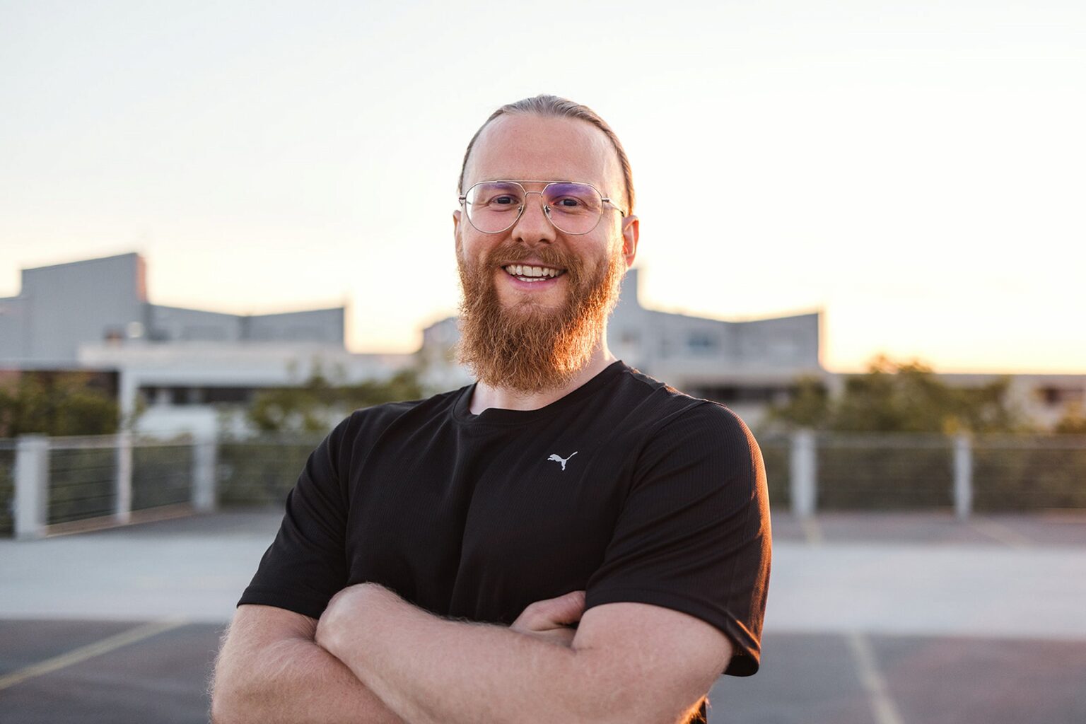 Nahaufnahme von Personal Trainer Matthäus mit Vollbart und Brille