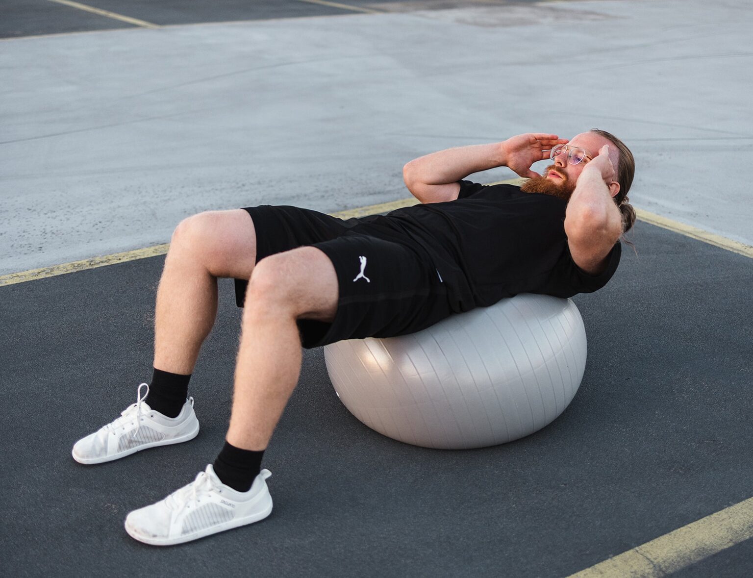 Rumpftraining auf dem Gymnastikball im Freien in Frankfurt