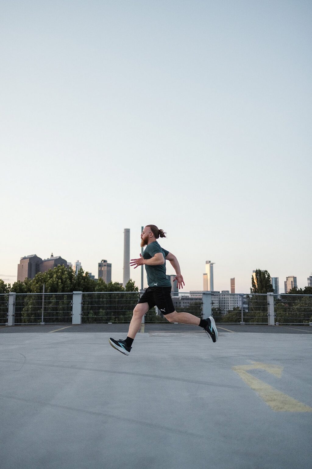 Sprinttraining auf dem Parkdeck vor der Frankfurter Skyline