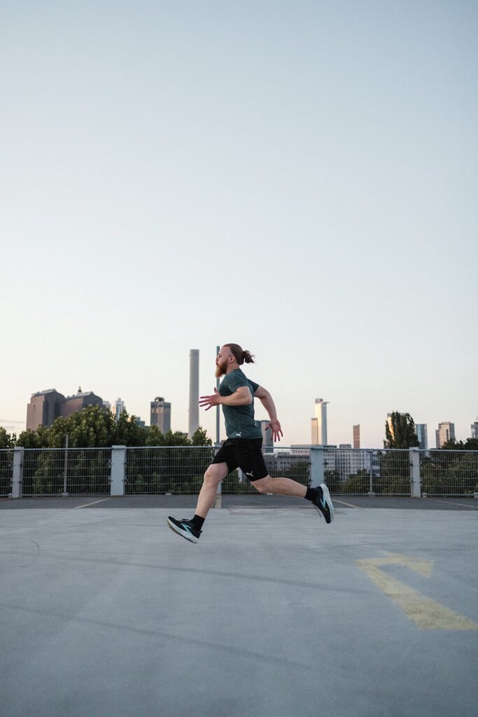Sprinttraining auf dem Parkdeck vor der Frankfurter Skyline
