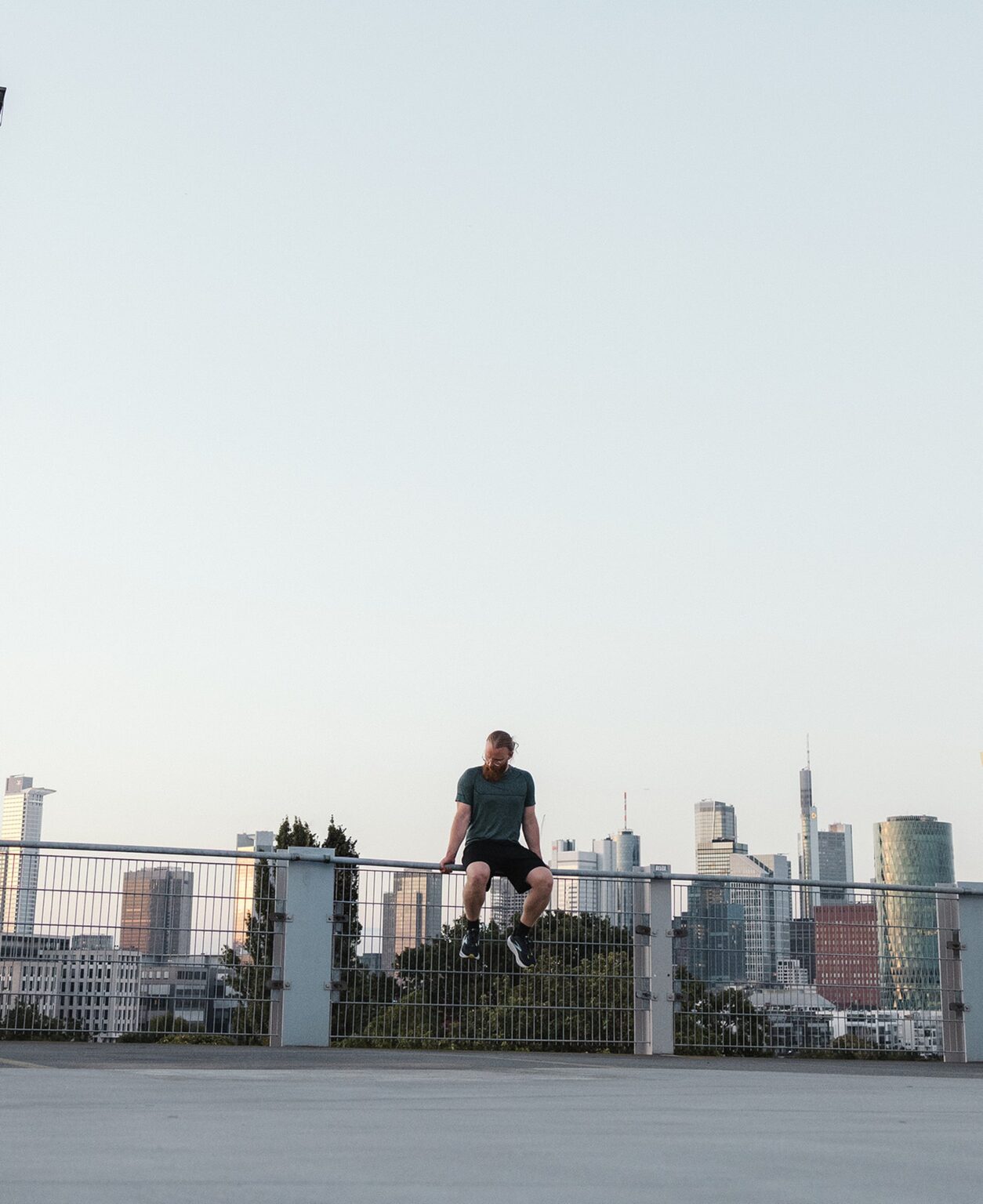 Blick vom Parkdeck auf die Frankfurter Skyline mit Trainer im Vordergrund